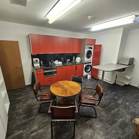 Casa de hóspedes Privat Zimmer, Privat Wc, Shared Dusche In Altstadt Chur, Saturn 3*