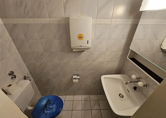 Privat Zimmer, Privat Wc, Shared Dusche In Altstadt Chur, Saturn Gasthuis Chur